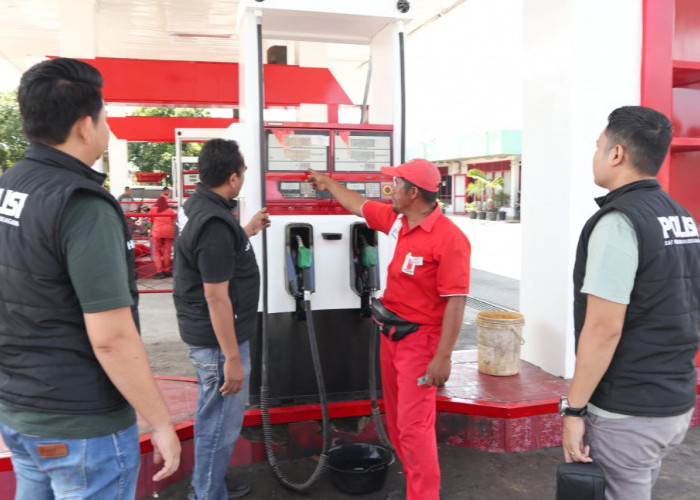 Personel Sat Reskrim Polres Aceh Tenggara Memeriksa SPBU Terkait Penjualan BBM Menjelang Idul Fitri