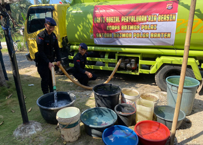 Tangani Dampak Elnino, Satbrimob Polda Banten Beri Bantuan Puluhan Ribu Liter Air Bersih untuk Masyarakat