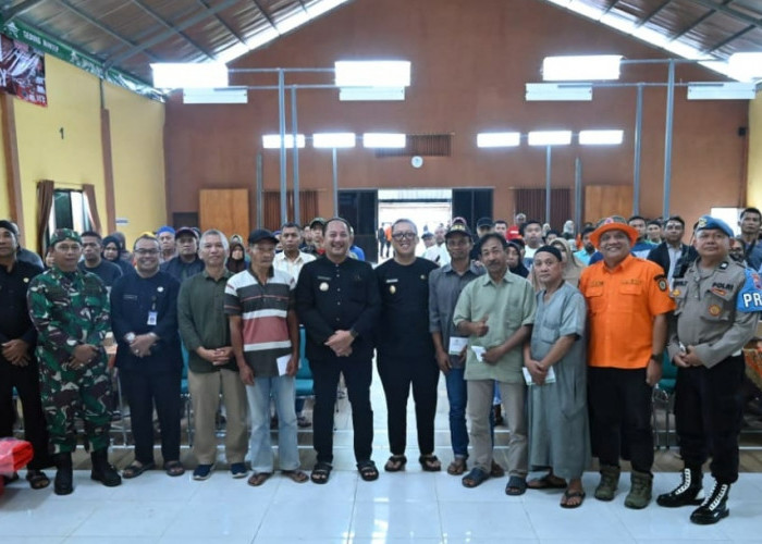 Pemkab Karanganyar Salurkan Bantuan Tali Asih bagi Warga Terdampak Puting Beliung di Karangpandan