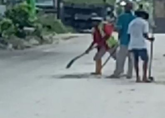 Kondisi Turun Hujan, Antisipasi Jalan Licin Pihak Galian Siram Jalan Gunakan Air Bersih