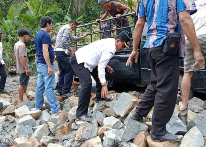 Bupati Khenoki Pimpin Evakuasi Kendaraan Yang Terperosok di Wilayah Kabupaten Nias