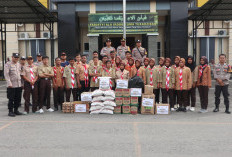 Sat Binmas Polres Aceh Tenggara Bersama Pramuka Saka Bhayangkara Berikan Bantuan Kepada Korban Banjir Bandang