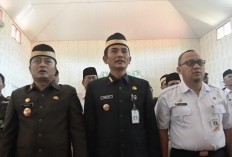 Lagu Indonesia Raya Mengawali Serah Terima Jabatan Admistrator dan Pengawas di Kecamatan Kemiri
