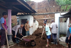 Polsek Ngargoyoso Bantu Evakuasi Rumah Warga Terdampak Longsor di Berjo