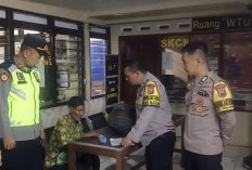 Polri Yang Humanis Polisi Mengantar Kembali Kekeluarga lansia Asal Magetan Salah Jurusan Saat Perjalanan