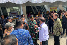 Dansatgas pamtas RI Malaysia Yon Armed 16 TK Menghadiri Gerakan Pngan Murah di PLBN Entikong