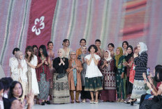 “ R O N A ” Koleksi Spesial Sejauh Mata Memandang dan Cita Tenun Indonesia