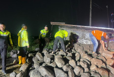 Truk Dump Bermuatan Batu Terguling di Tasikmadu, Evakuasi Dramatis Dibantu “Transformer” Truck SAR Samapta