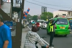 Personel Polsek Sukaraja Laksanakan Pengaturan Lalu Lintas Pagi di Jalan Raya Jakarta-Bogor