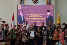 Umbu Rauta Terima SK Mendikbudristek sebagai Guru Besar UKSW Salatiga