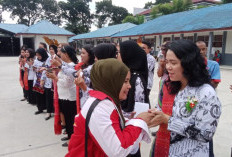 Hari Guru di SMKN 1 Siantar, H.Novri Ompusunggu Berbagi Kasih Kepada Guru