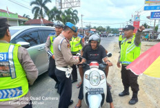 Satlantas Polres Simalungun Berbagi Bendera Merah Putih Kepada Pengendara   