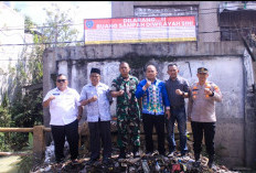 Wujudkan Labuhanbatu Bersih, DLH dan Unsur Muspika Pasang Spanduk Larangan Buang Sampah di Aek Nabara