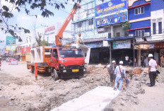 Drainase di Jalan Poros SM. Raja Dikeruk  Arus Kendaraan dari Arah Sigambal Dialihkan Sementara
