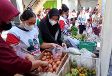 Kenaikan Harga Kebutuhan Pokok Melambung Bikin Pusing Kepala, Ibu-ibu di Karanganyar Protes Dengan Cara Unik