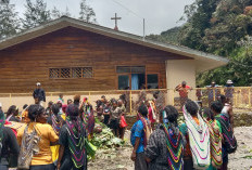 Sembari Komsos, Danramil 1710-04/Tembagapura Hadiri Acara Adat Bakar Batu di Wilayah Binaan