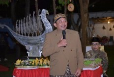 Bupati dan Wakil Bupati Karanganyar seengkuyung dan mendukung Hadiri Jamasan Pusoko Keris Kyai Pamot