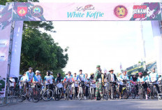 Bupati dan Wakil Bupati Karanganyar Lepas Peserta Gowes dan Jalan Sehat HUT ke-80 TNI