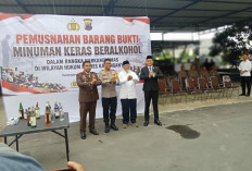 Polres Karanganyar   Musnahkan Ribuan Botol Miras, Lima orang Diamankan