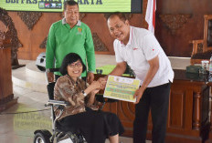 Bupati Karanganyar Serahkan Bantuan Program Layanan Sosial Untuk PKS Kabupaten Karanganyar