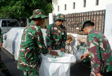 Di Kurve Anggota Kodim 0727/Kra dan Masyarakat  Buat Pasar Nglano Menjadi Lebih Bersih dan Nyaman