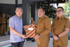 Bupati Karanganyar Serahkan SK Purna Tugas  Timotius Suryadi Usai Upacara Apel Pagi 