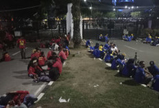 Buruh Tuntut Kenaikan Upah UMK 2024, Bertahan Hingga Larut Malam di KP3Banten