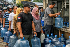 Warga Mulai Antre Air Galon, Bukan Lagi Antre Gas