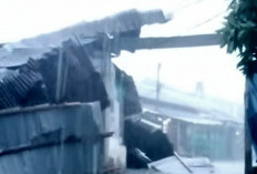 Hujan Angin Terjang Leuwiliang, Warga Panik, Rumah Rusak, Listrik Padam