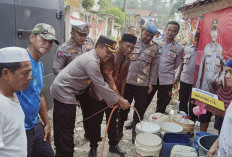 Terdampak Kekeringan, Kapolres Lebak Distribusikan Air Bersih  ke Warga di Kecamatan Sajira 