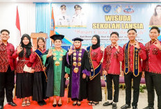 Bupati Maya Hasmita Wisuda Puluhan Lansia 