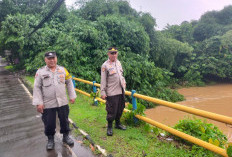 Pawas Polsek Cikupa Laksanakan Monitoring Debit Air Kali Cimanceri di Desa Budimulya