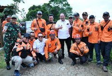 Pemkab Karanganyar Serahkan Bantuan Bencana Alam untuk Warga Dusun Separe Desa Wukirsawit