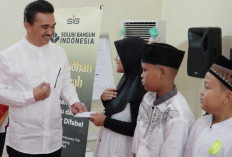 Solusi Bangun Indonesia Pabrik Narogong Bagikan Santunan untuk Sahabat Difabel dan Anak Yatim