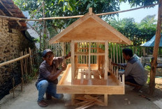 Replika Rumah Adat Jadi Ikon Kemeriahan HUT RI, Warga RW 02 Desa Sadengkolot Tampilkan Kreativitas