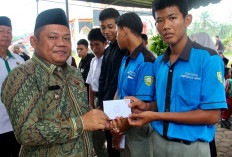 Wabup Jamri Serahkan Bantuan Pendidikan kepada Siswa Kurang Mampu