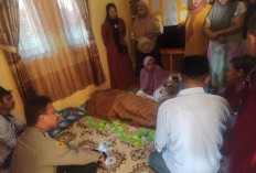 Kapolsek Jawilan Takziah ke Rumah Ketua KPPS TPS 9 Desa Bojot Kecamatan Jawilan yang Meninggal Dunia