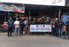 Jumat Berkah, PWDPI Bersama FORGUBB dan LPK-AKI Bagikan 1.000 Box Nasi di Desa Cibening