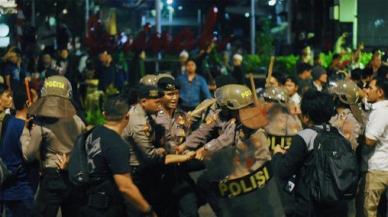 Aksi Massa di Tanah Abang Telan Korban, Hingga Dini Hari Tadi Polisi Berupaya Membubarkan Massa