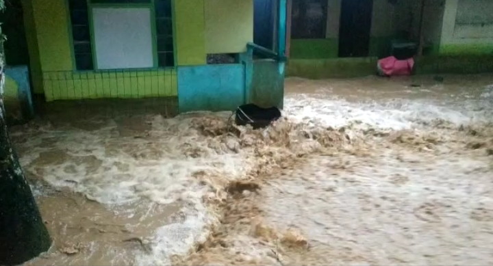 Sungai Citisuk Mengamuk, Rumah Warga Desa Malasari di Kepung Banjir