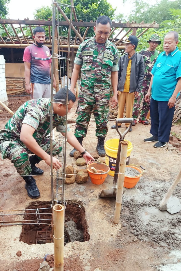 Peletakan Batu Pertama Dandim 0727 Karanganyar Menggelar Giat Sosial Bangun Rumah Tidak Layak Huni