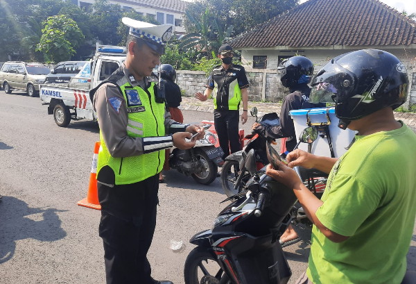 Satlantas Polres Karanganyar Gelar Razia Serentak Pelanggaran Lalu Lintas 112 Sepeda Motor Ditilang