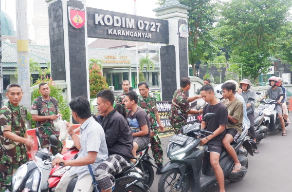 Kodim 0727/ Karanganyar Bagi-bagi Takjil Gratis Untuk Sesama 