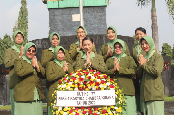 Peringati HUT Ke 77, Persit Kartika Chandra Kirana Ziarah Ke Taman Makam Pahlawan Kusuma Bhakti Jurug