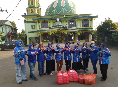 Srikandi Demokrat Rawapanjang Berbagi Takjil