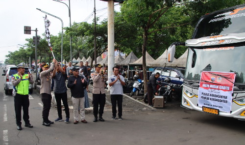 Sabtu Pagi Kapolres Karanganyar Berangkatkan Beberapa Bus Gratis Pemudik ke Jakarta