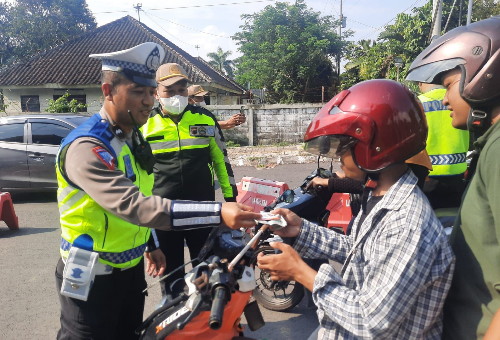 Karena Masih Banyak Pelanggaran, Penilangan Manual Dijalankan Lagi oleh Satlantas Polres Karanganyar