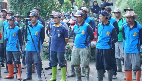 Ribuan Bibit Tanaman Disebar Ditanam di Lereng Gunung Lawu di Pinggiran Sungai Samin 