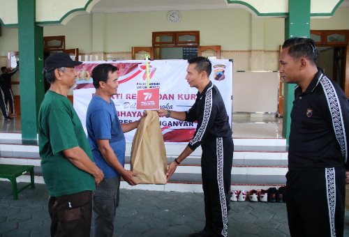 Hari Bhayangkara ke-77 Polres Karanganyar Gelar Bakti Religi di Masjid dan Gereja