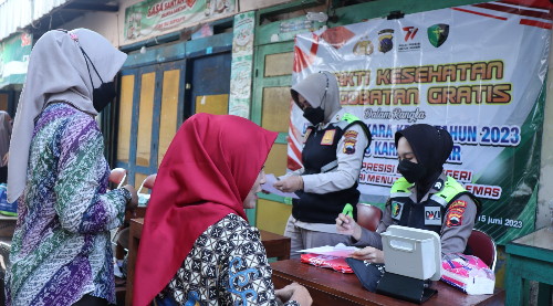 Dalam Rangka Hari Bayangkara, Polres Karanganyar Gelar Pengobatan Gratis di Pasar Tegalgede